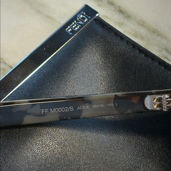 Fendi Gray Tortoise Unisex Sunglasses full inclusion worn once - Picture 8 of 16